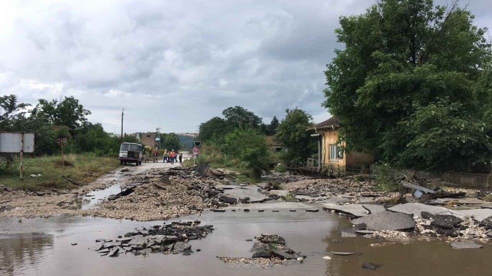 Пътят на плевенско село е разрушен след пороите