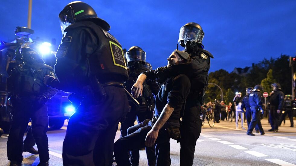 Полицаи и антиглобалисти влязоха в сблъсъци в Хамбург