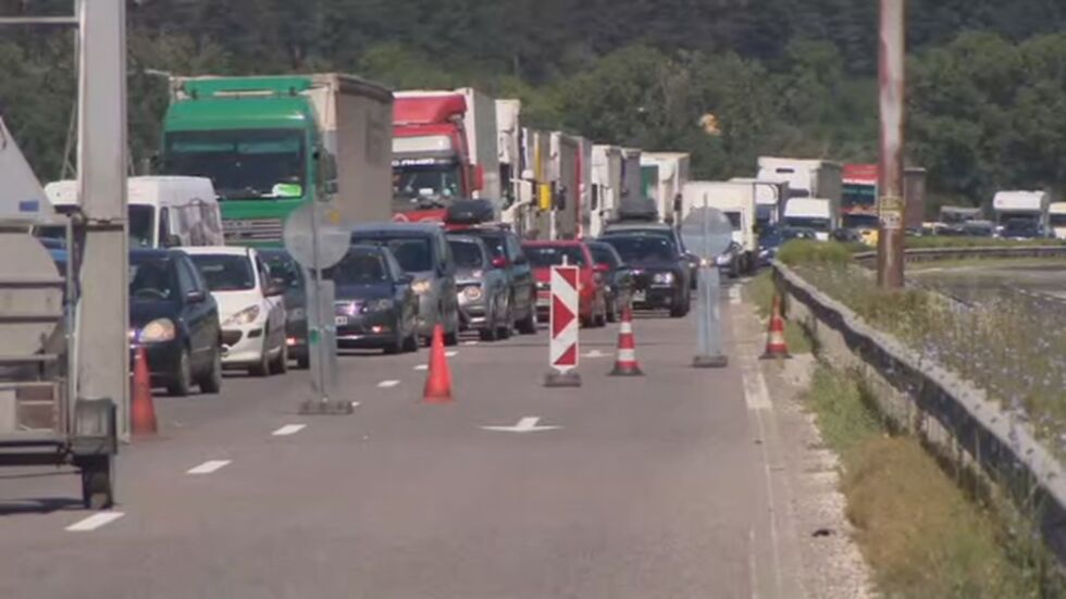 Трафикът по магистрала "Тракия" се отклонява в две точки