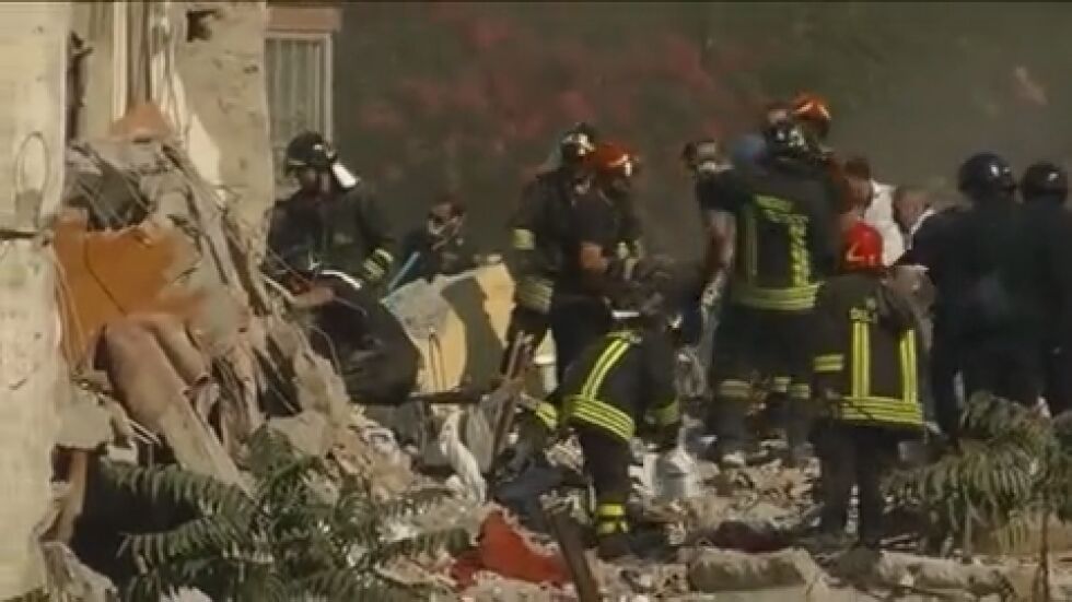 5-етажна жилищна сграда се срути край Неапол (ВИДЕО)