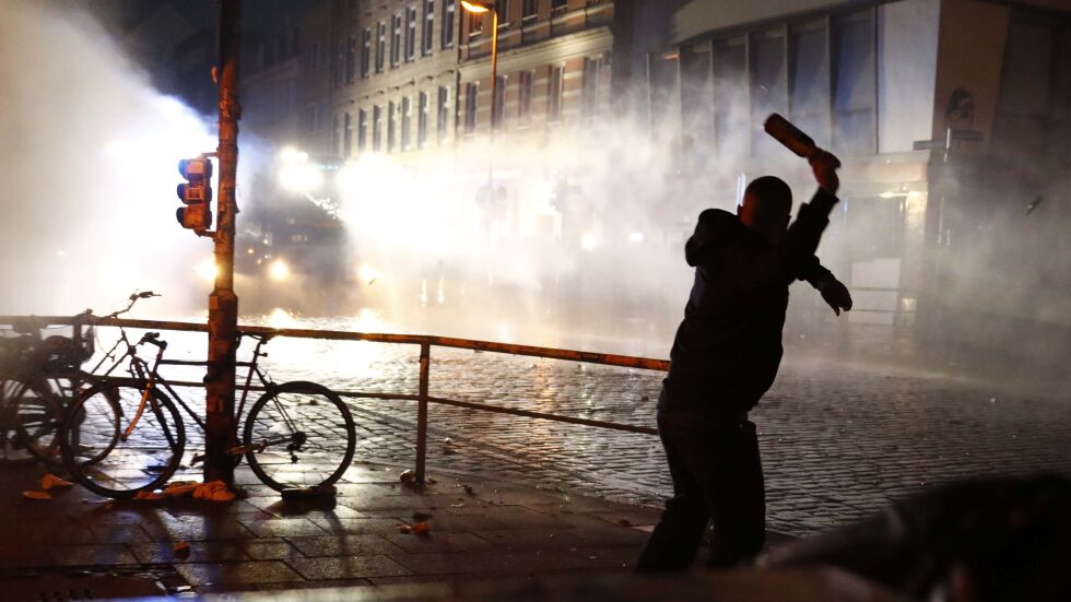 Близо 300 арестувани в Хамбург, полицията използва водни оръдия и сълзотворен газ