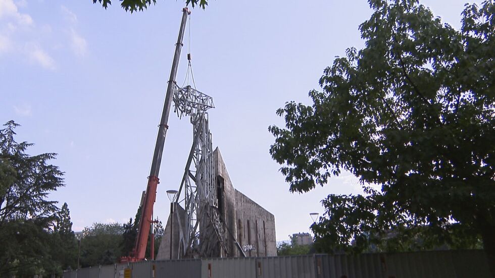 Демонтажът на паметника край НДК продължава