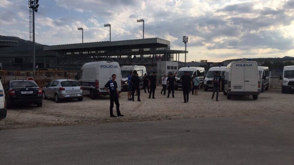 Множество фенове на "Левски" задържани пред стадиона в Хърватия