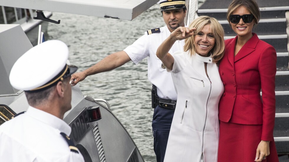 Мелания Тръмп и Брижит Макрон се разходиха с корабче по река Сена (СНИМКИ)