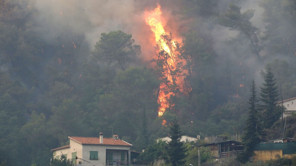  Силен пожар бушува в района на Ница