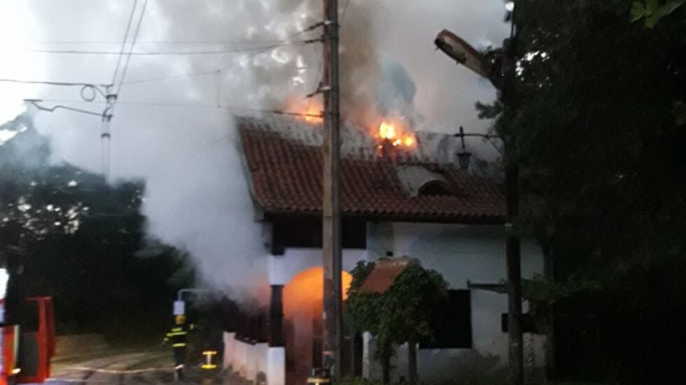 Изгоря покривът на емблематичната спирка „Вишнева” в София (СНИМКИ)