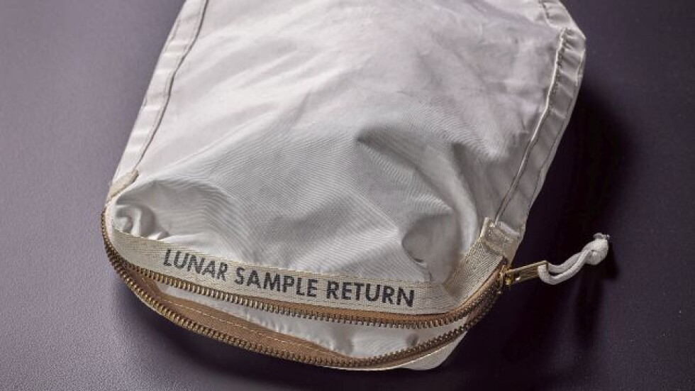 Продават на търг "лунната торбичка" на Нийл Армстронг (СНИМКИ)