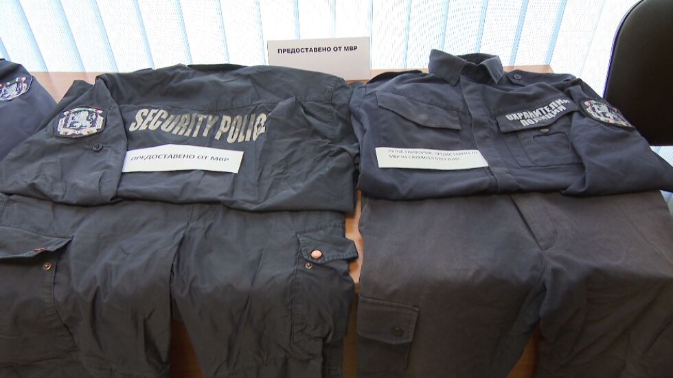 Униформи с кръпки: Полицаи не са вземали нови дрехи от години 