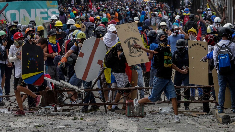 Продължават протестите срещу промените в конституцията във Венецуела 