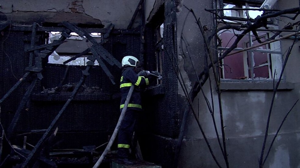 Пожар изпепели две къщи в карнобатското село Церковски (ВИДЕО)
