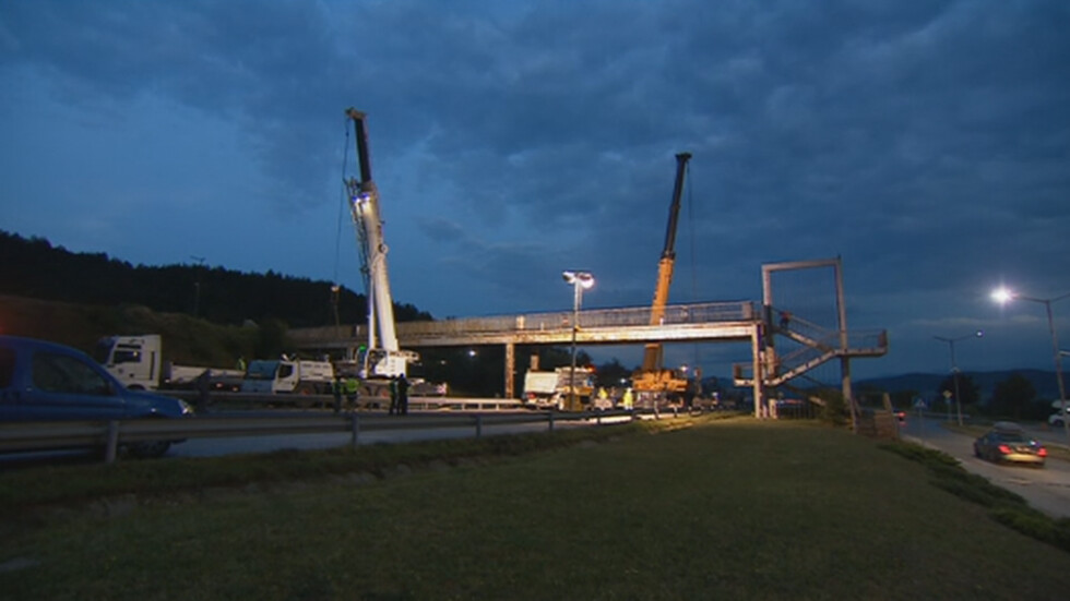 Започна демонтажът на пешеходния мост на магистрала "Тракия"