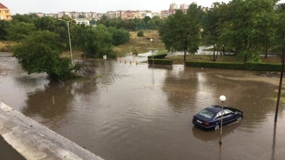 Пороен дъжд наводни Бургас (СНИМКИ и ВИДЕО)
