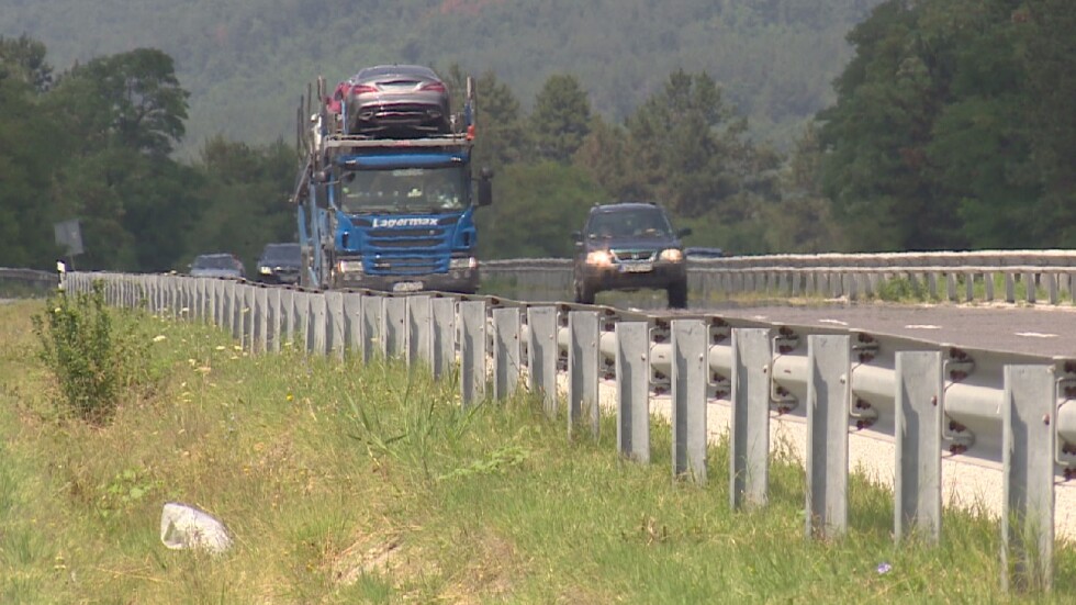 Местни жители настояват за ремонт на разбития път между Мало и Голямо Бучино