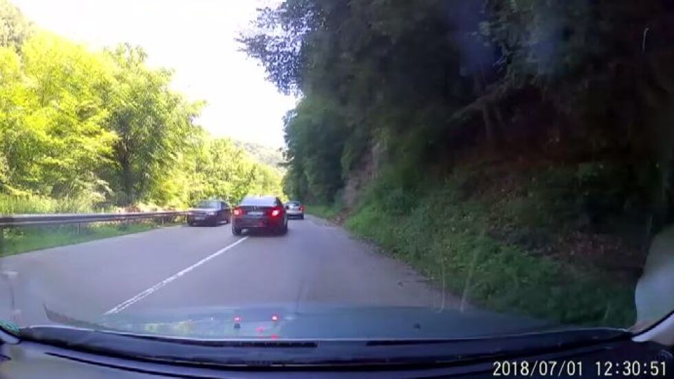 Безумно шофиране: Водач застрашава живота на десетки на пътя