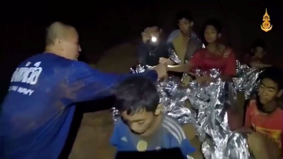 Спасителите в Тайланд няма да рискуват при спасяването на младежите, блокирани в пещера