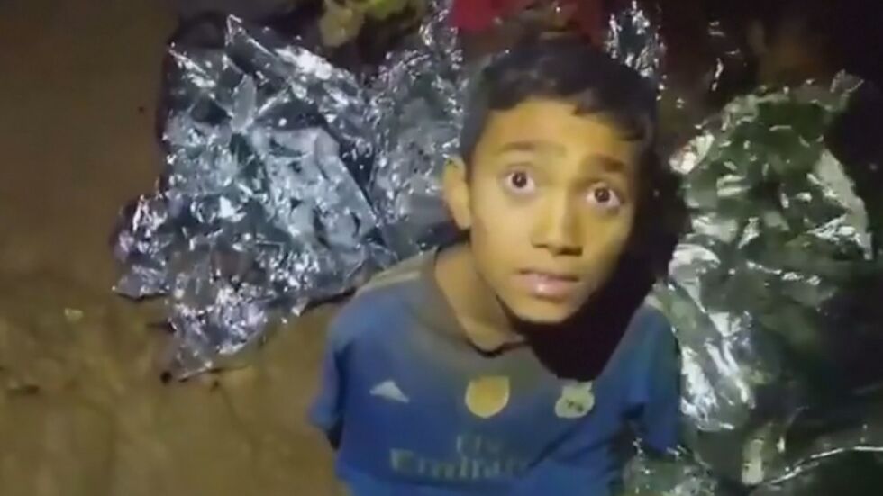 Блокираните в пещера в Тайланд деца ще имат връзка по телефон с родителите си