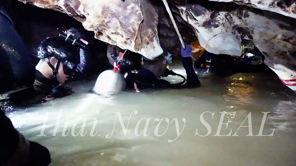 Водолаз загина при спасителната операция за блокираните момчета в пещера в Тайланд 