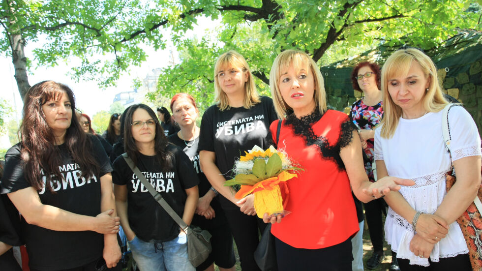 Манолова и протестиращите майки: В законовите промени за хората с увреждания няма реформа