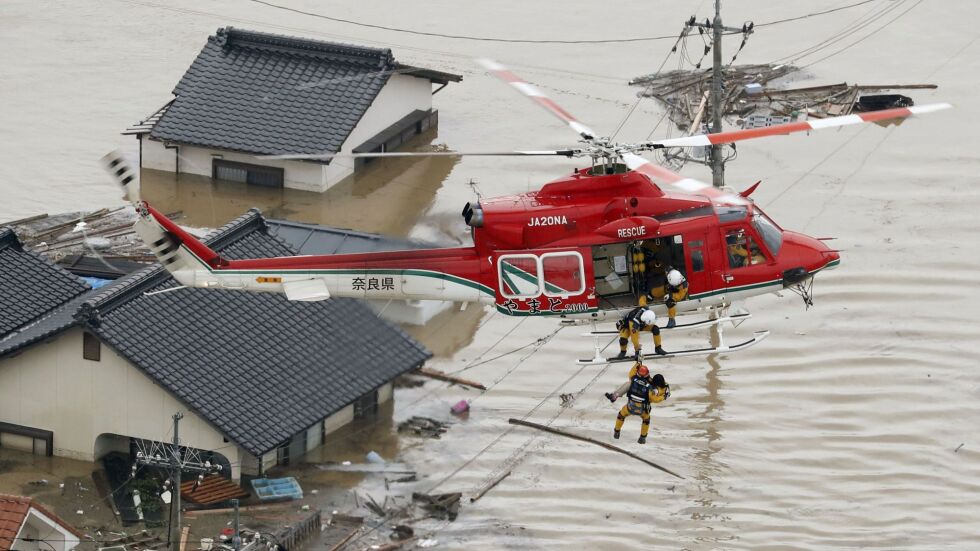 Наводнения и свлачища отнеха живота на над 40 души в Япония