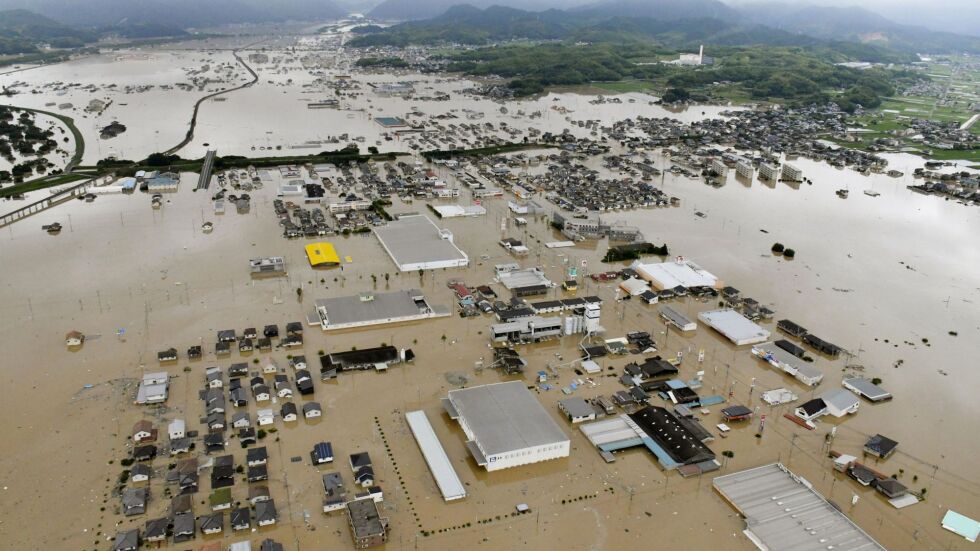 81 вече са жертвите на проливните дъждове в Япония