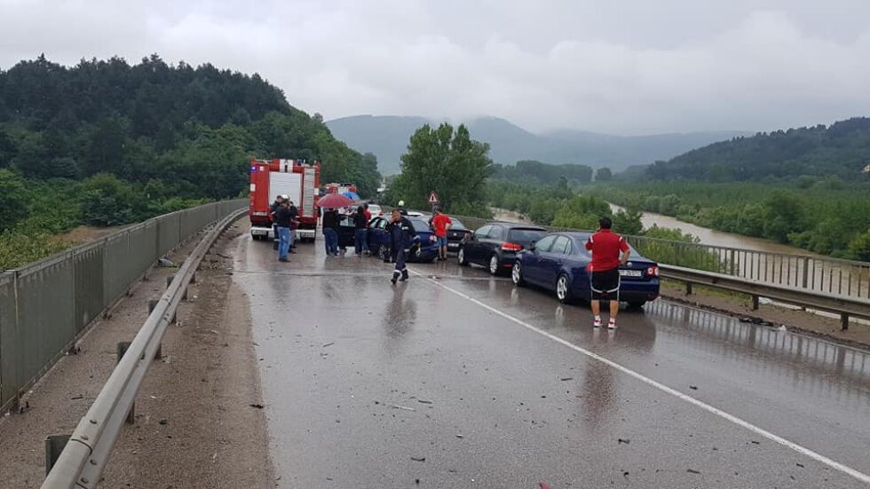 Тир удари няколко автомобила на главен път Е-79 край Мездра (СНИМКИ)