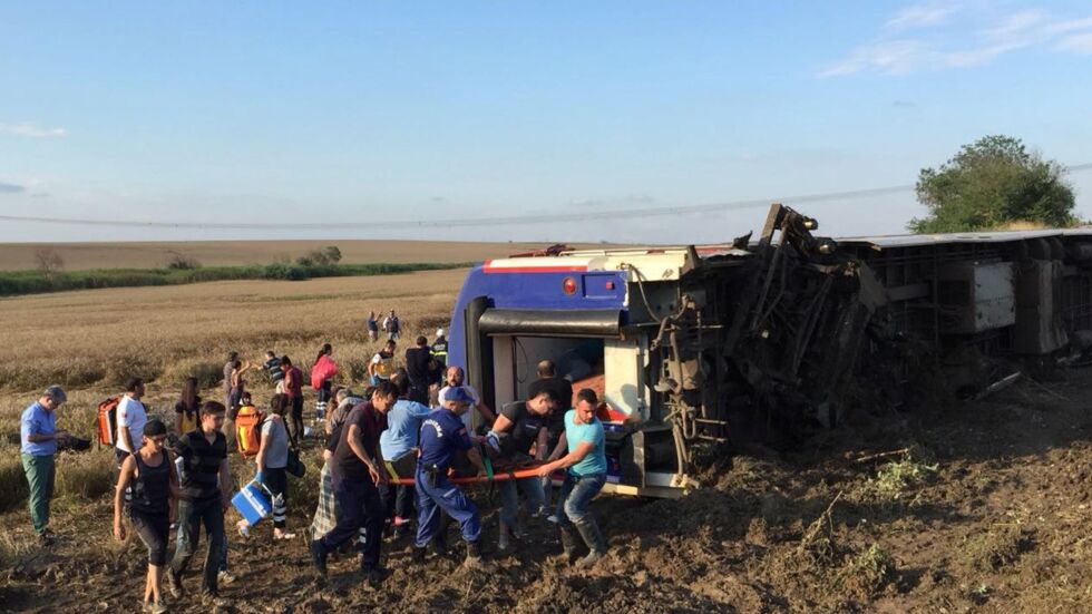 Влак дерайлира в Турция, най-малко 10 са загинали и над 70 ранени (ВИДЕО И СНИМКИ)