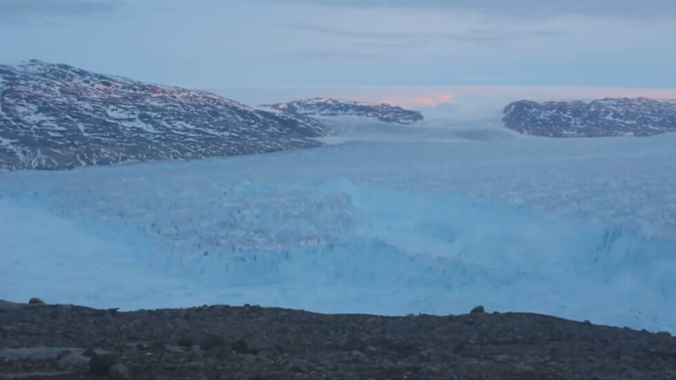 Огромен айсберг се откъсна от ледник в Гренландия (ВИДЕО)