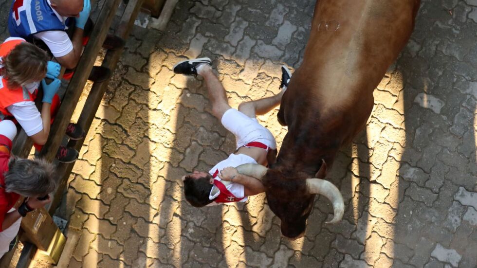 42 са ранените при традиционното бягане пред бикове в Памплона