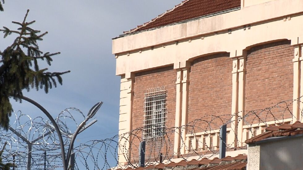 Задържани са трима надзиратели – пускали затворник в отпуска срещу пари