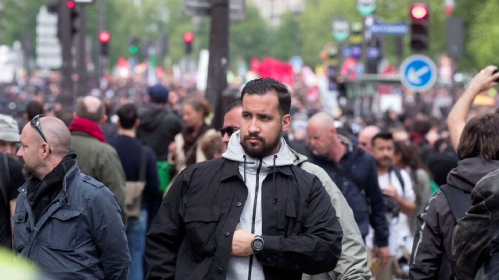 Макрон уволни свой охранител, защото удрял участници в протест в Париж
