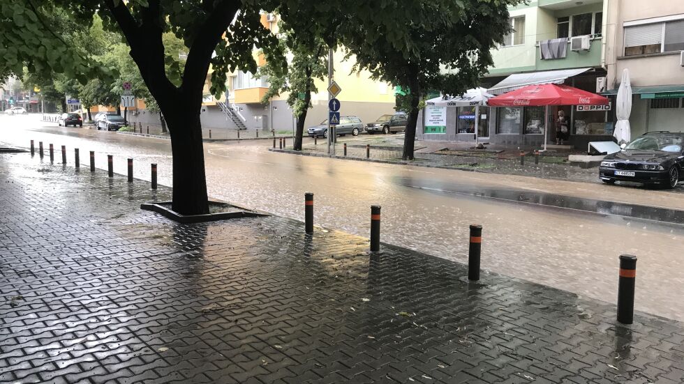 Проливен дъжд отново наводни улици в Стара Загора (ВИДЕО)