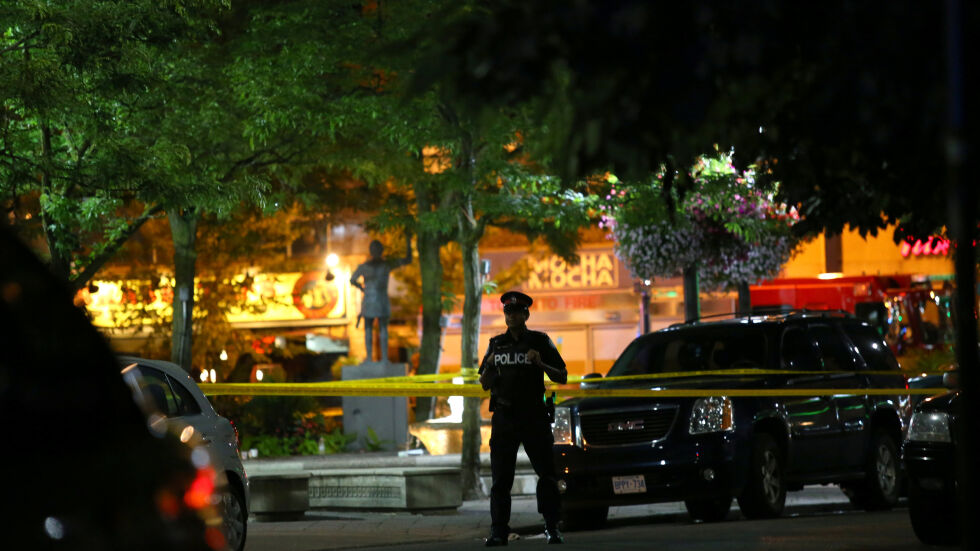 Двама са убити при стрелба в Торонто