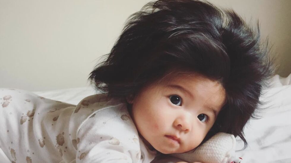 Това 6-месечно момиченце има изумителна коса