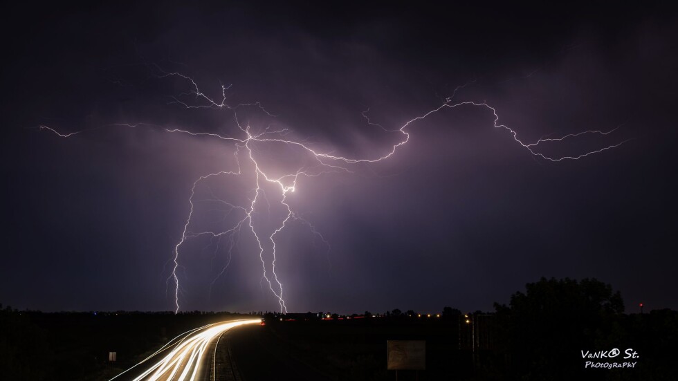  Опасни стихии, превалявания и градушки стартират още през нощта 