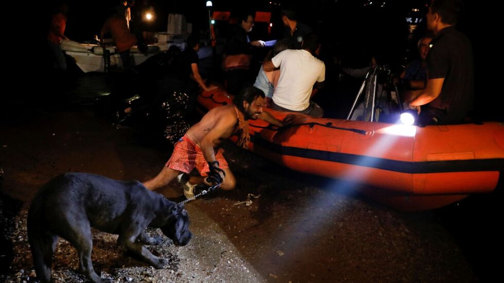 Българи в плен на огнената стихия край Атина се спасяват с лодки в морето