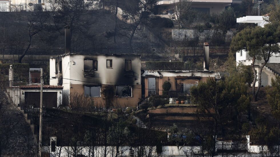 Броят на жертвите от пожарите в гръцката област Атика продължава да расте