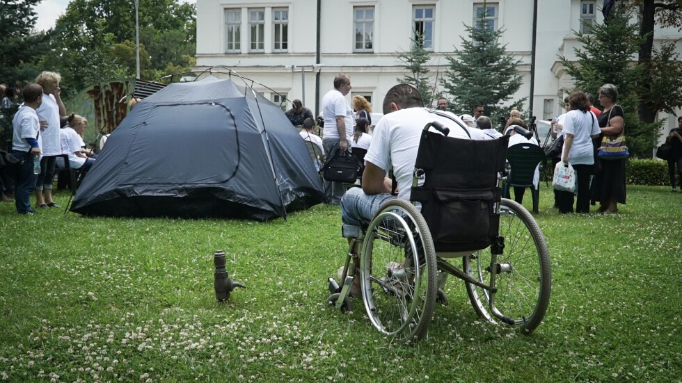 Провокация ли е новият палатков лагер на хора с увреждания пред НС?