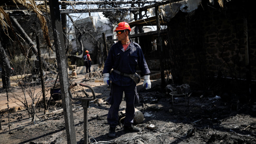 Жертвите от пожарите в Гърция вече са 91