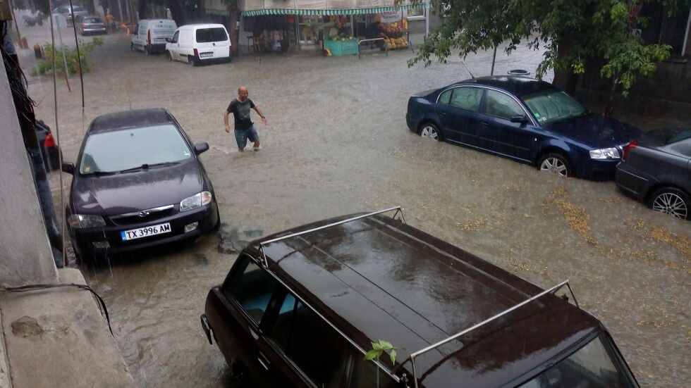 Проливен дъжд наводни улици във Варна (СНИМКИ И ВИДЕО)