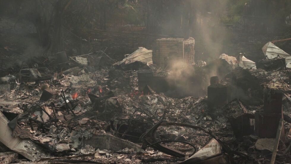 Най-малко 500 сгради погълнал горският пожар в Калифорния