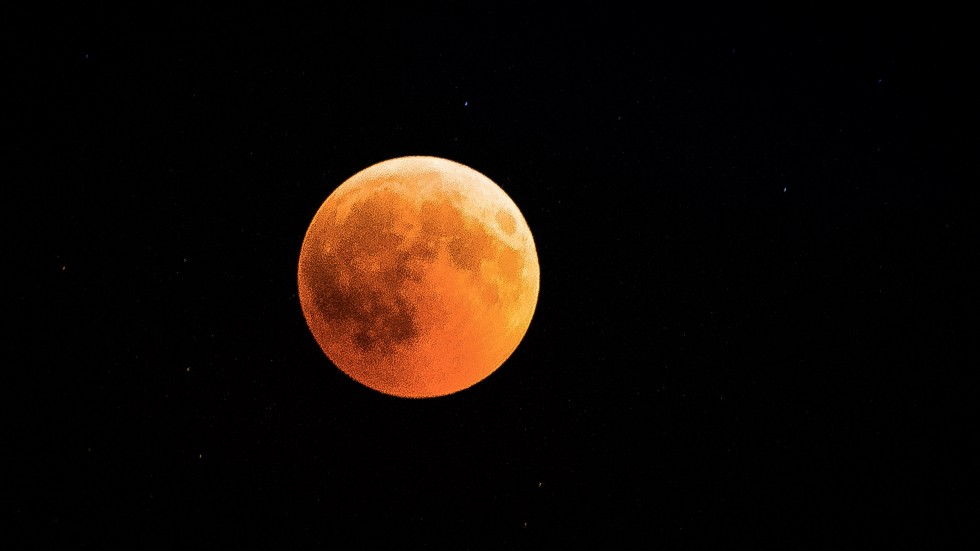 Зрелище в небето: Най-дългото лунно затъмнение за този век (СНИМКИ И ВИДЕО)