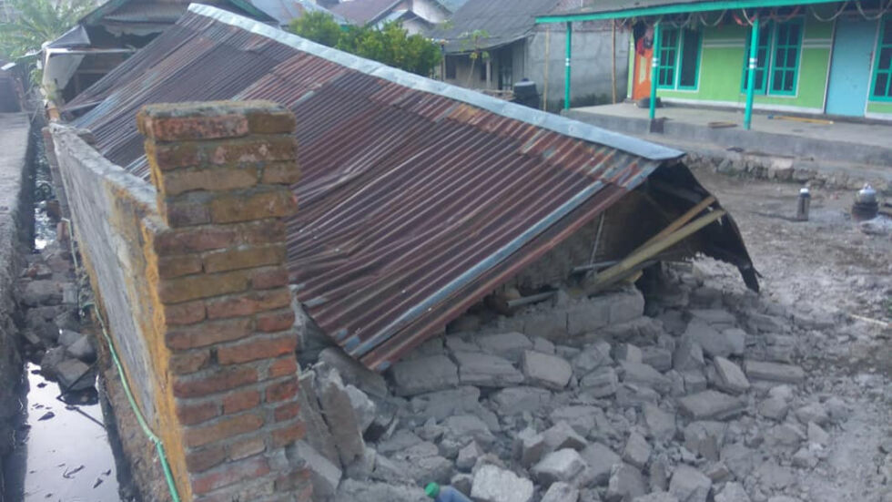 Жертви и разрушения след 6,4 по Рихтер в Индонезия