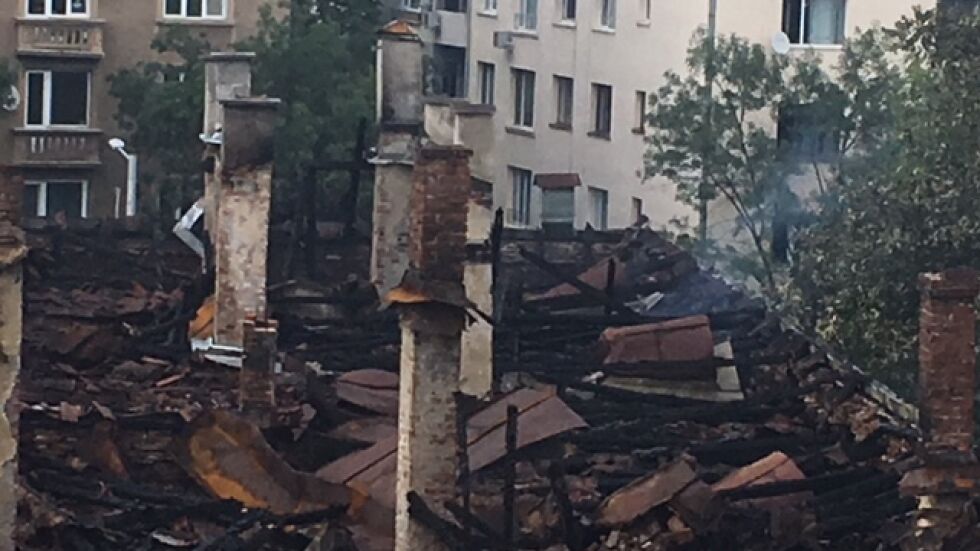 Пожар унищожи покрив от сграда в „Царските конюшни” (ОБЗОР)