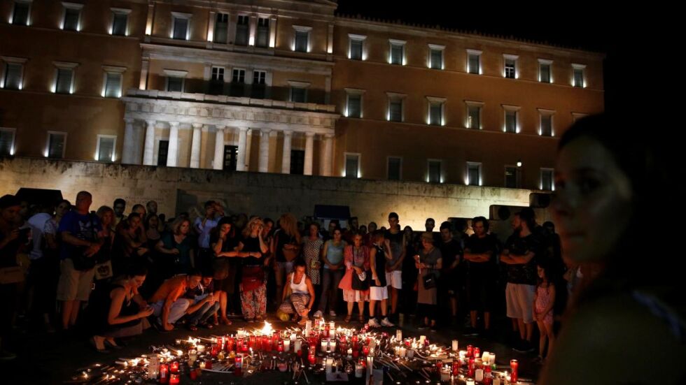 Бдение в памет на загиналите при пожарите в Атина (СНИМКИ)
