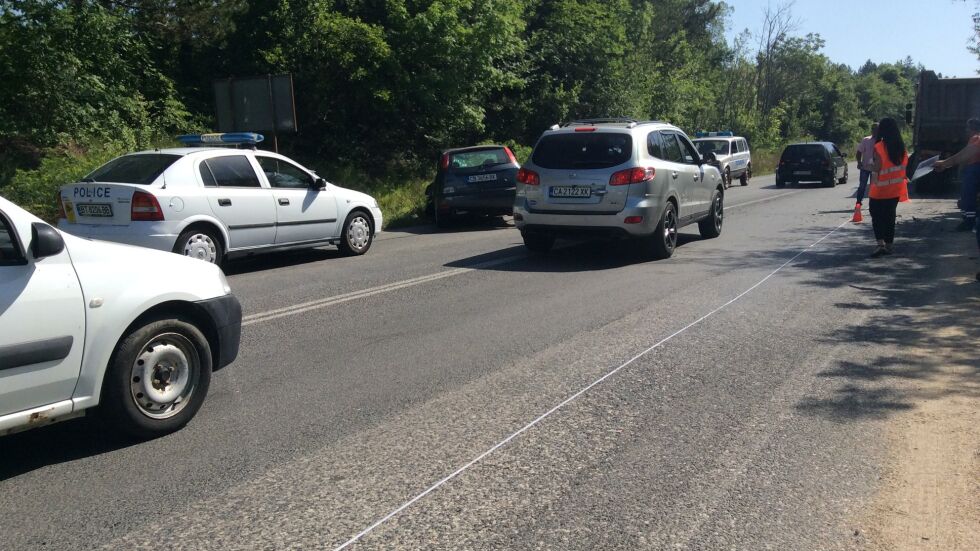 Катастрофа между кола и камион затрудни трафика по пътя София – Варна