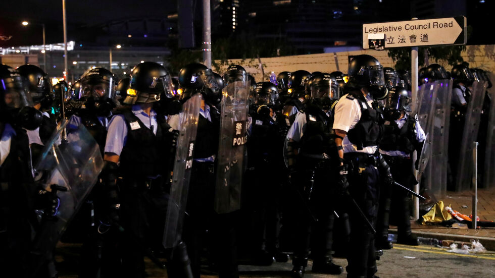 Полицията в Хонконг си върна контрола върху сградата на парламента