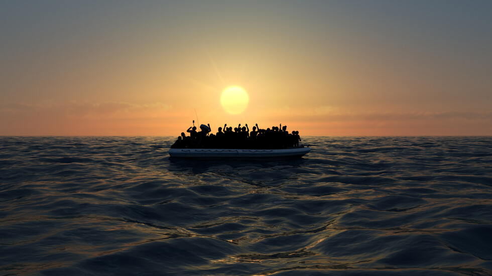 Танкер е спасил 57 мигранти в морето между Гърция и Италия