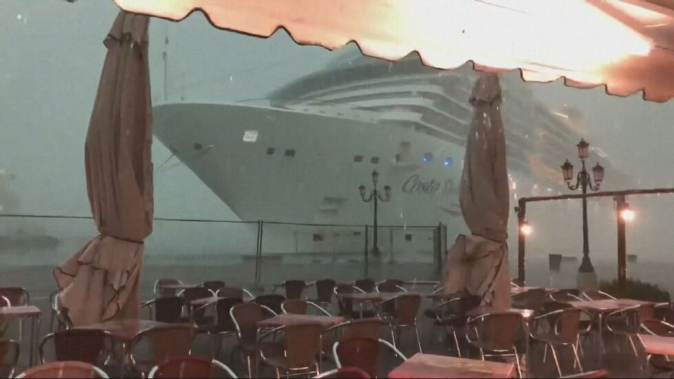 Буря отвя круизен кораб опасно близо до туристи във Венеция (ВИДЕО)