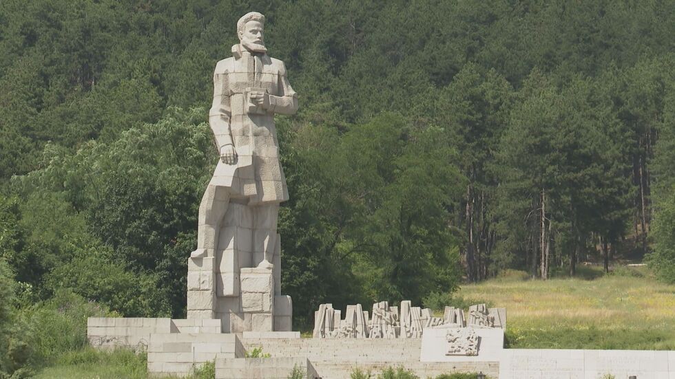 100 000 лв. платени за некачествен ремонт на мемориала на Ботев в Калофер