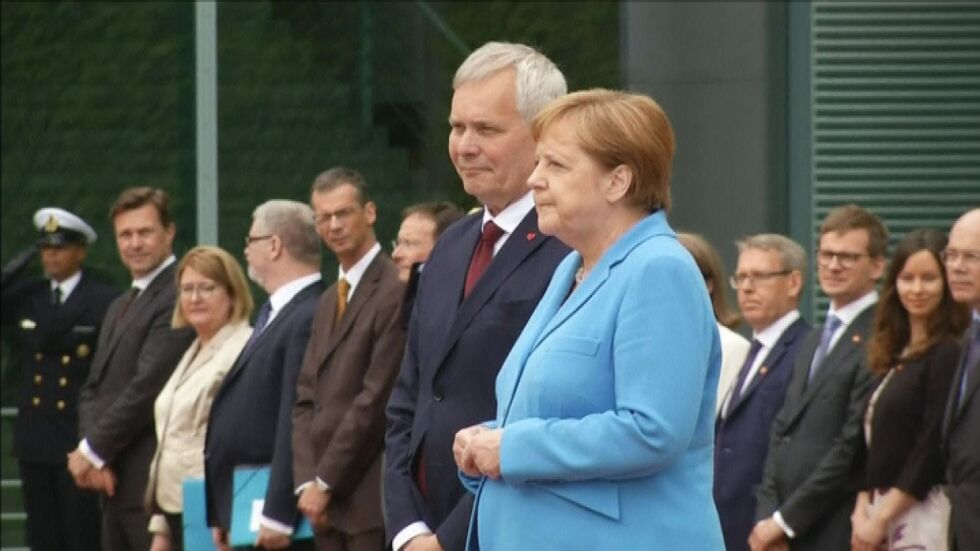 Меркел отново получи треморен пристъп на официално събитие (ВИДЕО)
